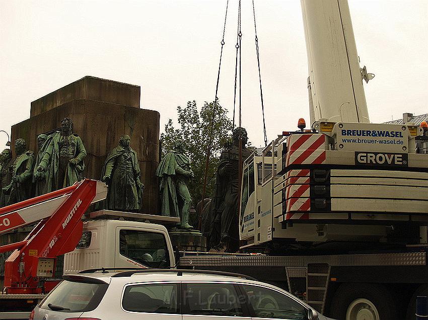 Reiterdenkmal kehrt zurueck auf dem Heumarkt P20.JPG